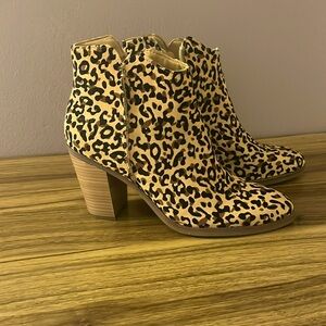 Women cheetah print shoes worn one time! Size 10